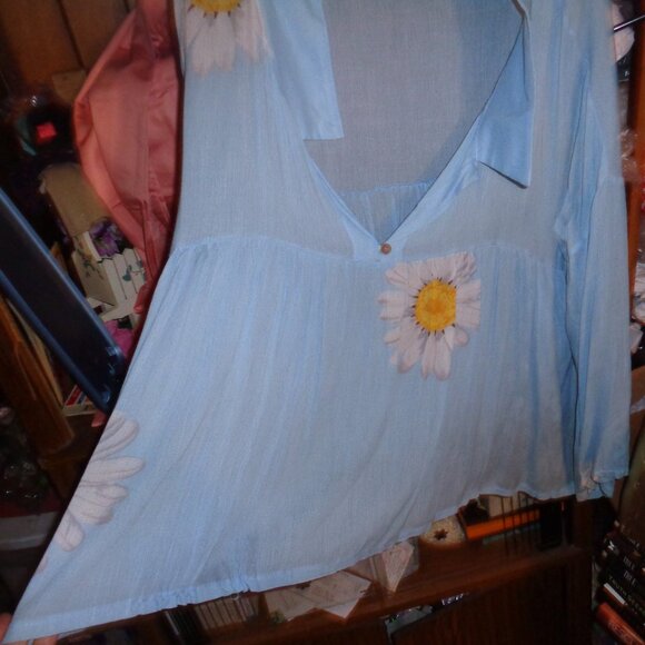 MISLOOK NEW FLOATY,LOOSE BLUE SHEER BLOUSE WITH SUNFLOWERS-SIZE LARGE - Picture 3 of 4